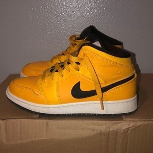 Air Jordan 1 Mid “University Gold”